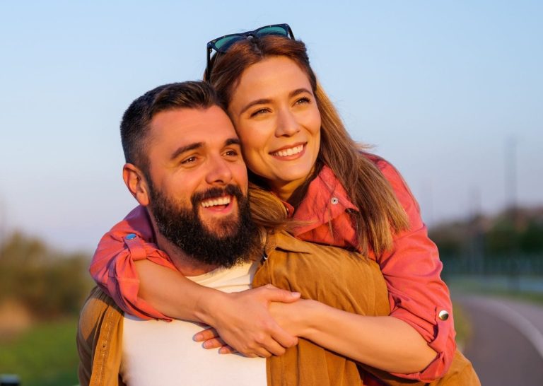 Couple souriant, l'orthodontie chez l'adulte est courante et discrète, cabinet des Drs Yvart à Villeneuve d'Ascq