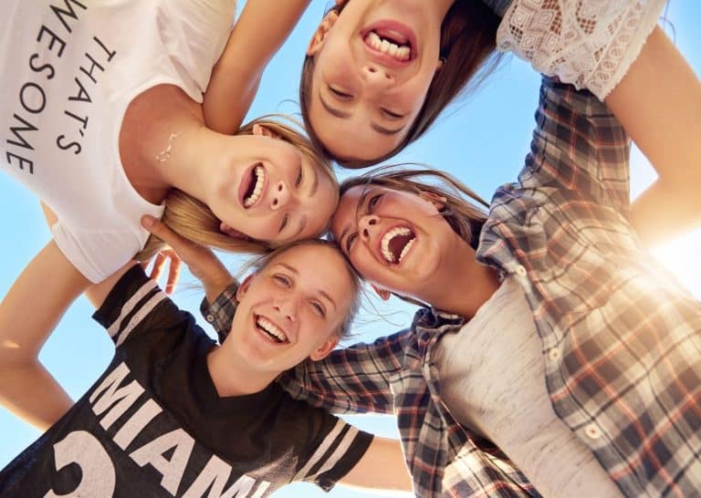 Groupe d'adolescents souriants, traitements orthodontiques pour adolescents, cabinet des Drs Yvart à Villeneuve d'Ascq